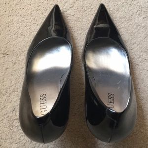 Guess black pointy toe pumps